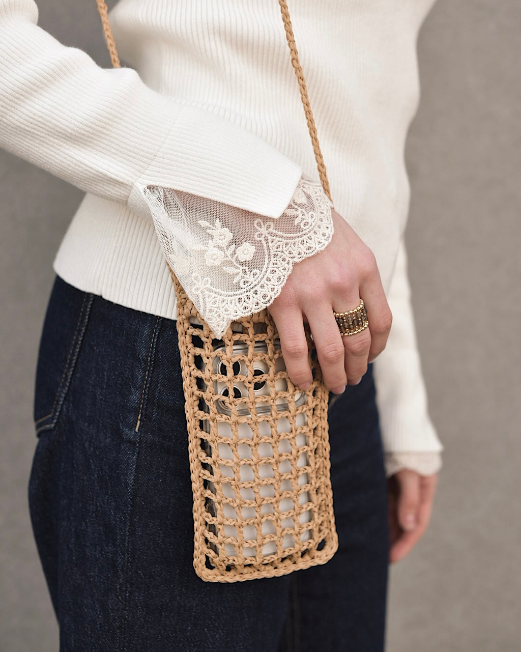 Beige raffia phone bag Le Portable
