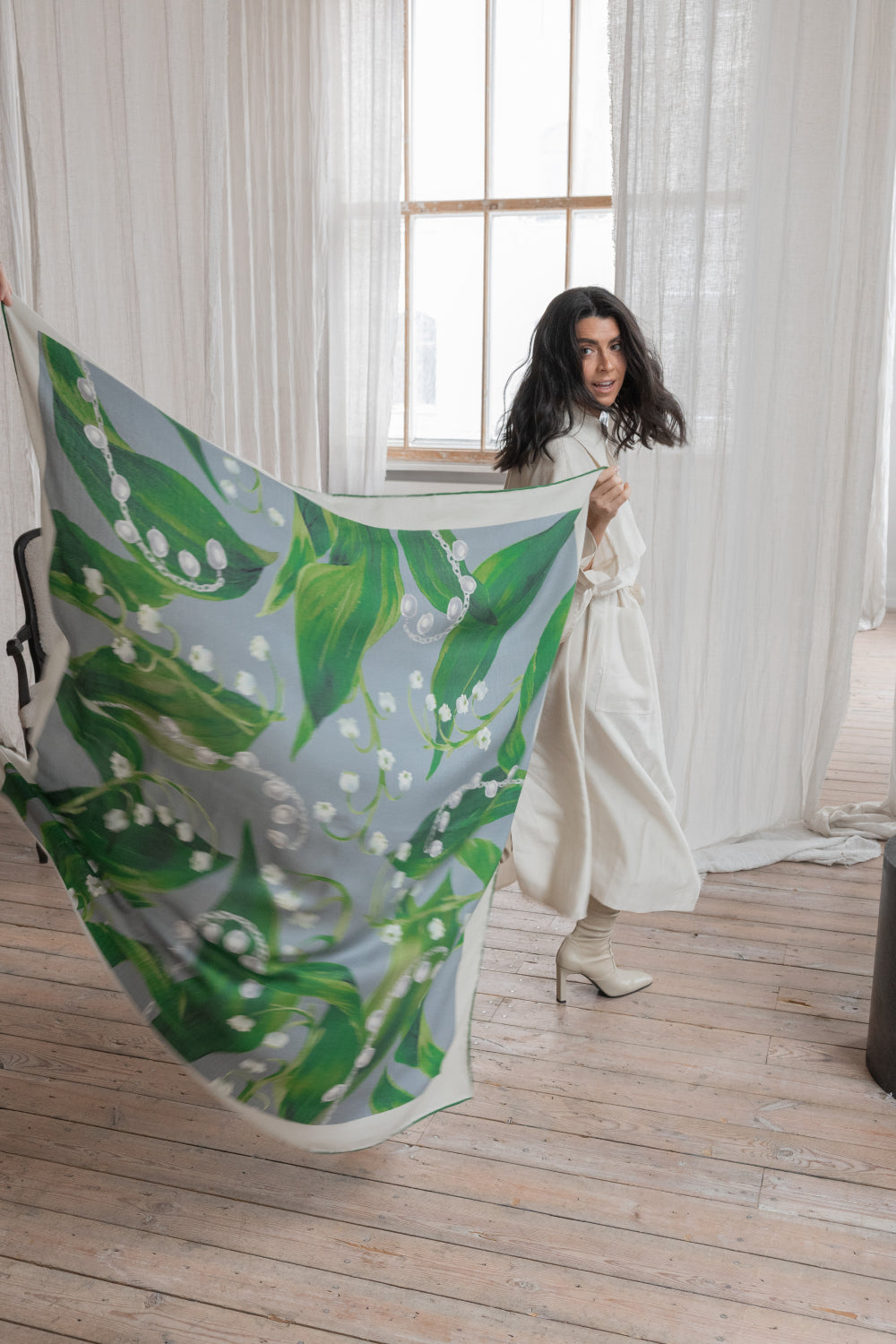 Grey square cashmere and silk scarf Muguet - large