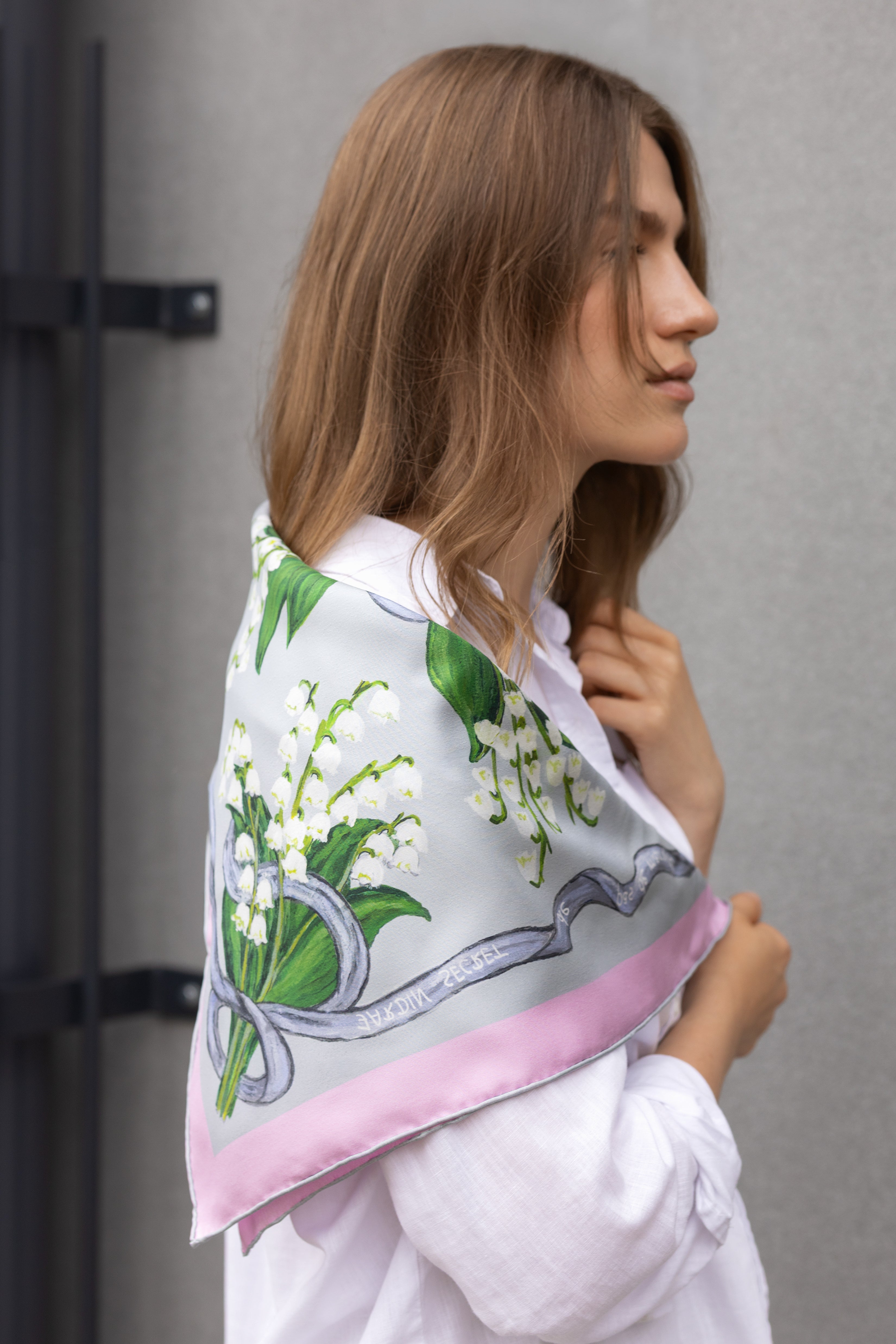 Pink square silk scarf Jardin Secret - small