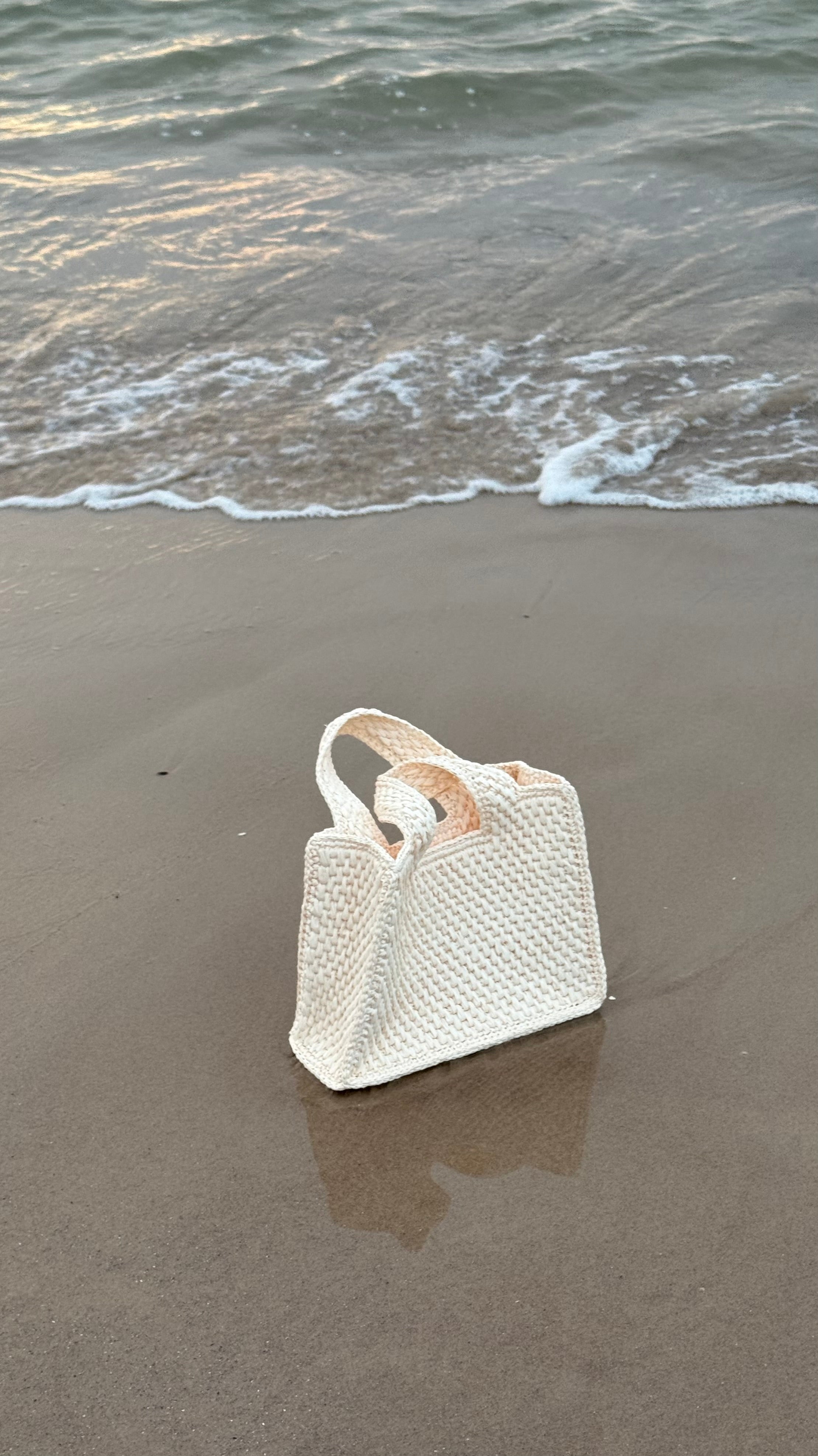 Ziloņkaula krāsas rafijas soma Le Carré Petit