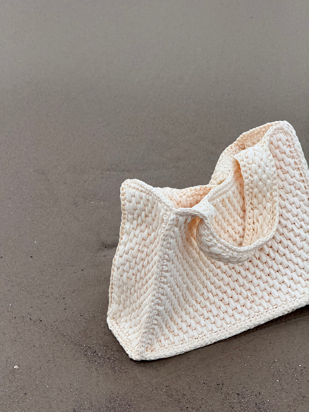 Ziloņkaula krāsas rafijas soma Le Carré Petit